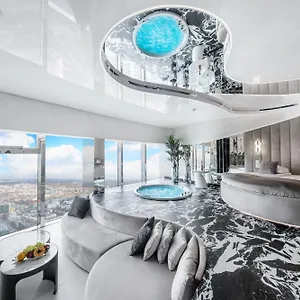 Sky Tower Z Jakuzzi Przy Oknie Breslau